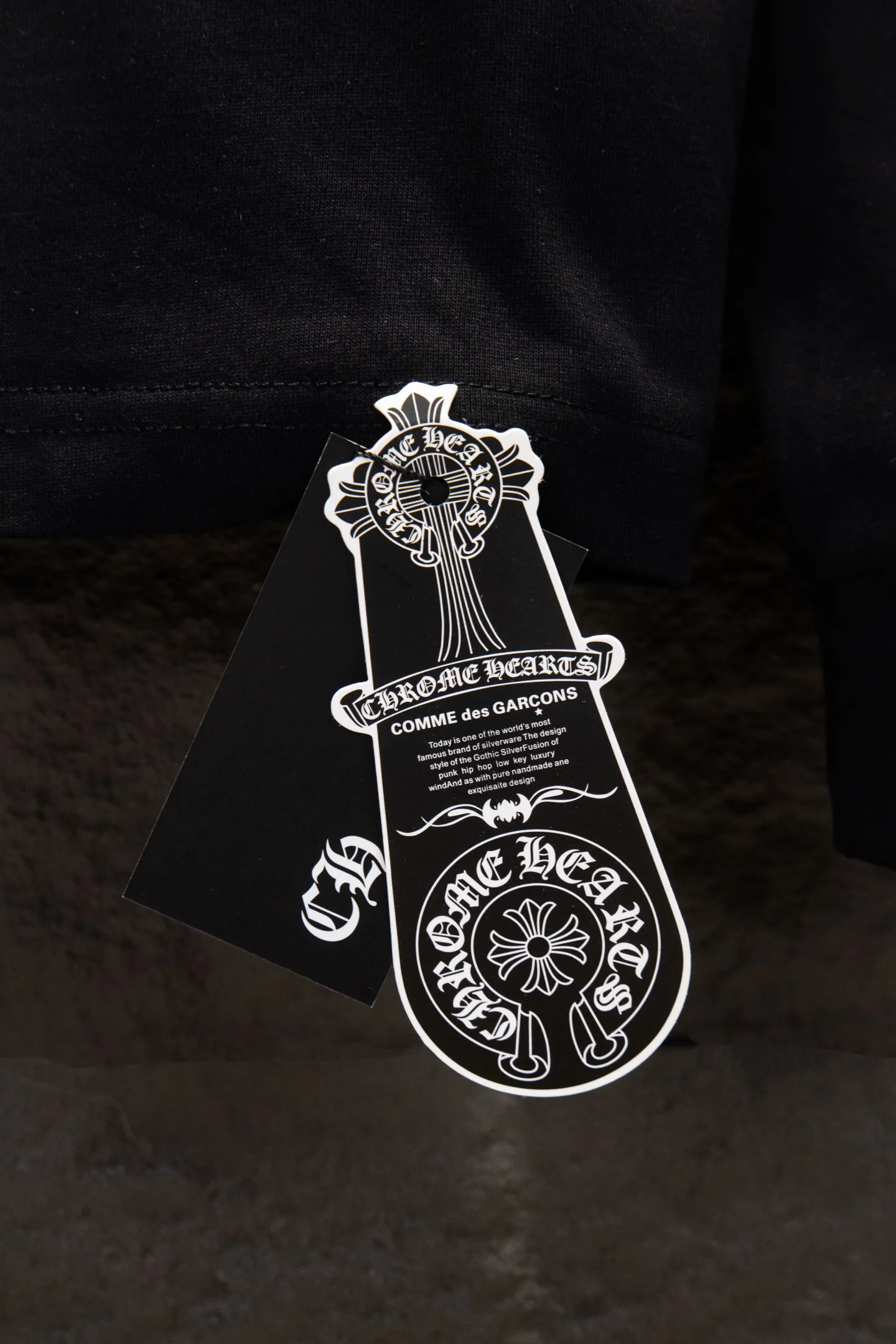 P230 🆕Chrome Hearts os version is really charming and Chrome Hearts is really a must-have. Each season's new version is made to the extreme. It is very practical and can be worn casually. Nice✔️ - ⚠️100% cotton. It is made of 21 double yarns, 300g weight fabric and imported knitted carded cotton. It has moderate thickness, drape and contour, and the upper body is comfortable! ! It is very tolerant to fat body types and can instantly lose five pounds after wearing it!  Specially ordered many Austrian hot diamonds, which have the bling bling effect of natural crystals under the light, with multi-faceted reflective points, and the production cost is extremely high. The laser molding includes a computer engraving machine and a laser machine, which are accurate in units of particles. Finally, it is hot and set at high temperature. After the hot ironing, the firmness needs to be tested repeatedly on the hot stamping. It can show colorful reflections under the light. The collar webbing extends to the shoulders for reinforcement, and the stitching at the joints. The hem and cuffs are all made with 0.2mm gauge double-thread turning. They are carefully produced at a high cost. The attitude of making goods with a magnifying glass restores the quality and effect of the product. The full set of customized accessories is only used to present every detail to customers. Film printing, 50,000 positioning, is very time-consuming. The body is treated with hot diamond elements, which greatly increases the interest of the clothing; unique visual effects. After special treatment, a unique effect is formed. An irregular hem is added to the version. This year's Kroxin is the main version. In the past two years, the oversize version has become the focus of the trend and has been a popular staple in the past two years. The change of designers has made this brand an instant hit. The progressive fashion of the times also needs the blood impact of fresh elements and trendy designs in order to continue its glory! It’s stylish both inside and outside, a must-have for high street travel! An absolute "eye-catching style" that can match couples 💏 Color: Black White Size: S M L XL